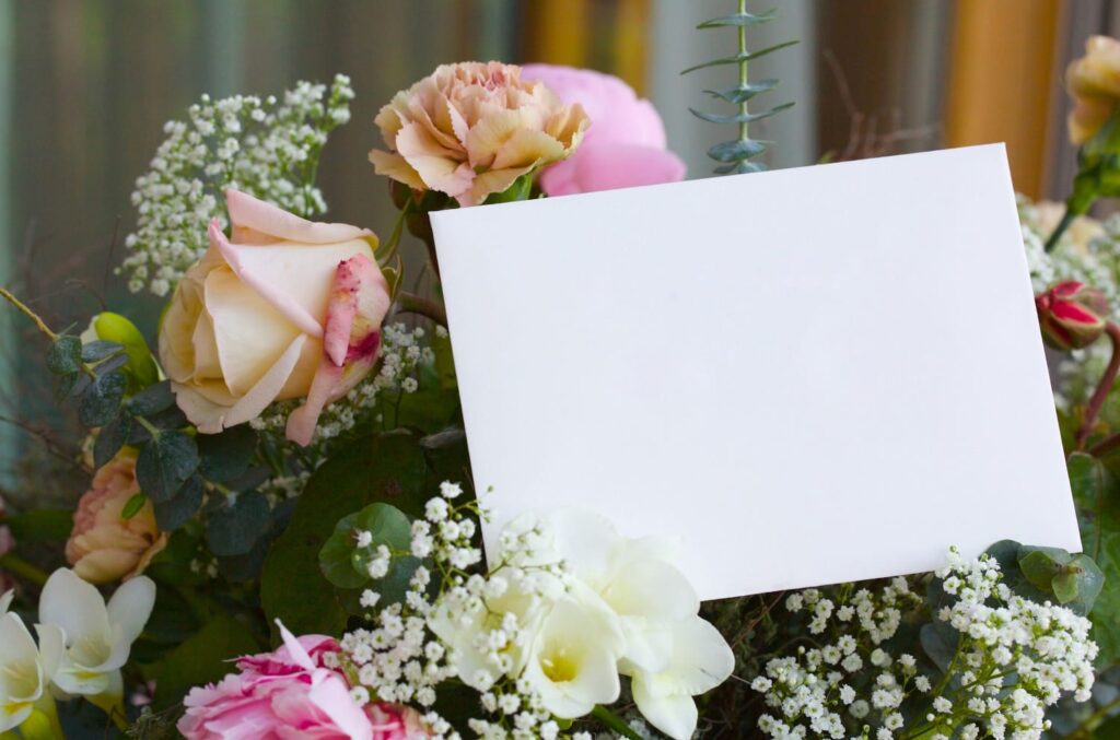 buket blomster med en besked