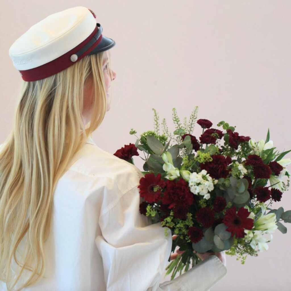 ung kvinde med en buket blomster i hånden - student