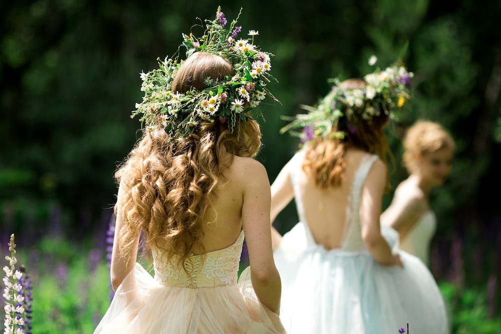 brudepiger med blomsterkranse