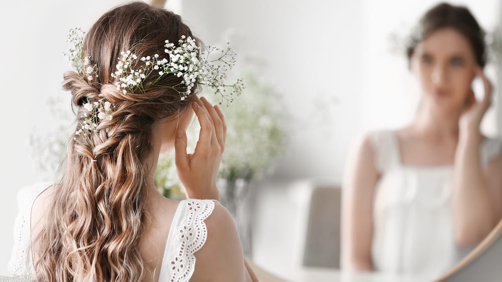 brud med blomsterkrans kigger i spejlet