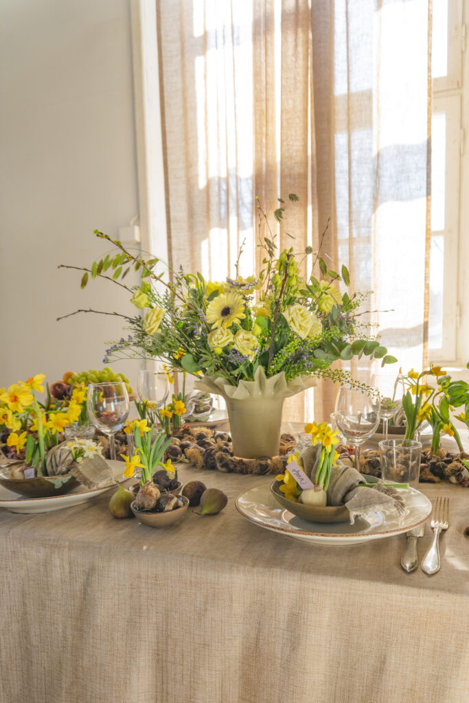 Påskebord med opdækning og blomster