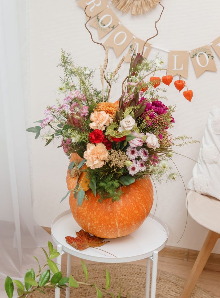 Græskar-dekoration med blomster