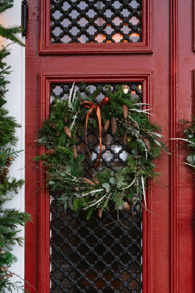 En julekrans skaber julestemning både indendørs og udendørs.